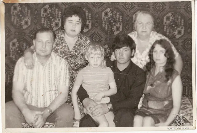 мои родные в 70 годах ,мама ,папа ,бабушка ,брат Олег ,племянник Эдик ,жена брата Люда (беременная с племянницей) все у нас дома ..Фото делал дедушка.