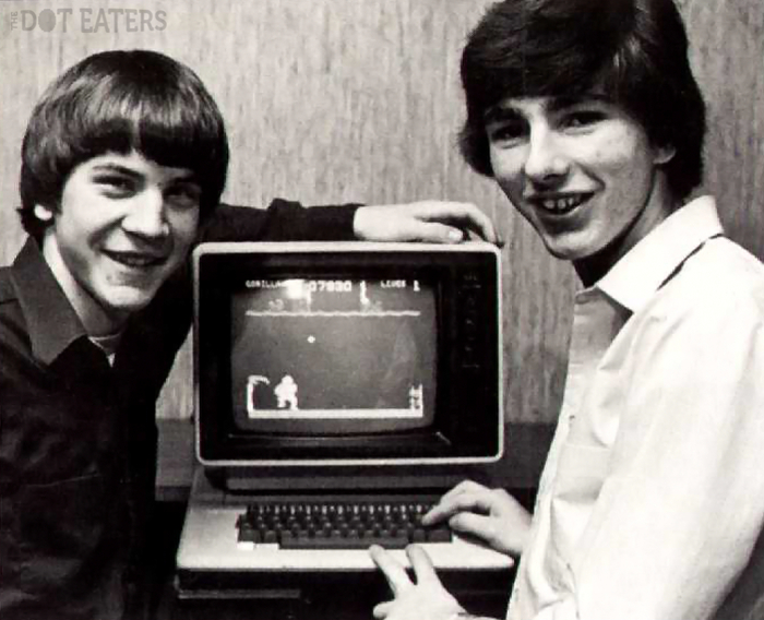 Джефф Сембер и Дон Мэттрик с их игрой «Evolution» для Apple II в 1982 году.