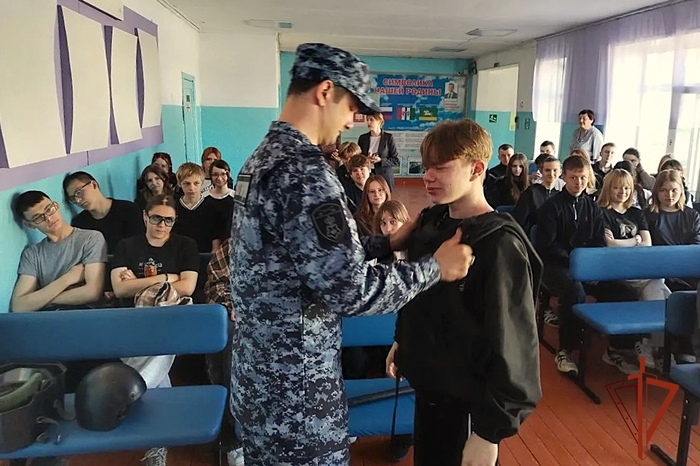 В Новосибирской области сотрудники вневедомственной охраны Росгвардии рассказали старшеклассникам о своей профессии