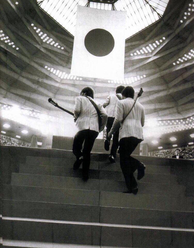 The Beatles take the stage, 1966 - The photo, The beatles, Retro
