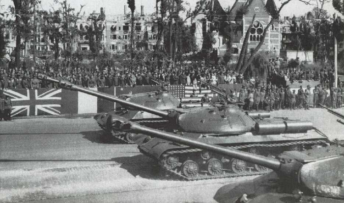 ИС-3 проходят мимо трибуны на параде в Берлине 7 сентября 1945 года