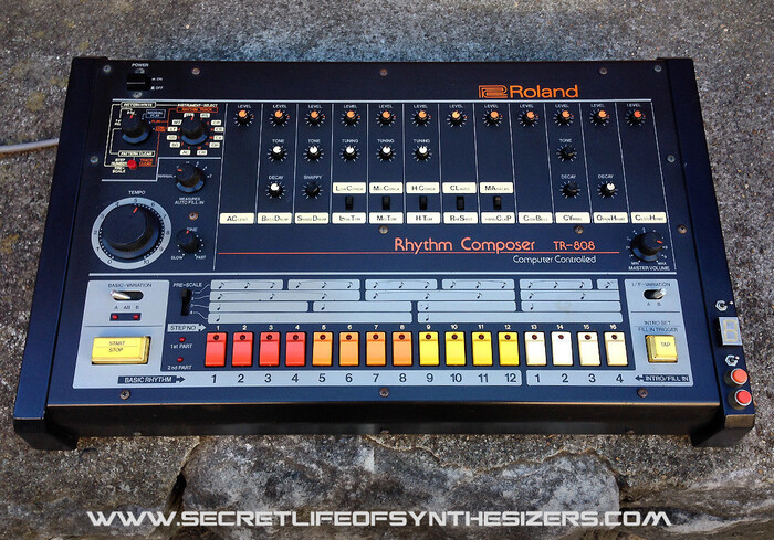 ������������ TR-808 � ���������� �����������