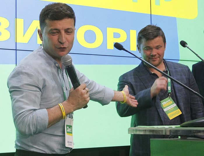 Зеленский и Андрей Богдан в день оглашения результатов украинских президентских выборов, 2019 год. Фото: Str / <!--noindex--><a href="https://pikabu.ru/story/zakat_imperii_zelenskogo_kak_12_druzey_vyikovali_i_priveli_k_krakhu_diktaturu_na_ukraine_13988090?u=http%3A%2F%2FZUMAPRESS.com&t=ZUMAPRESS.com&h=1d918d742c8024323e75fe5f42043a474a9efec2" title="http://ZUMAPRESS.com" target="_blank" rel="nofollow noopener">ZUMAPRESS.com</a><!--/noindex--> / Global Look Press
