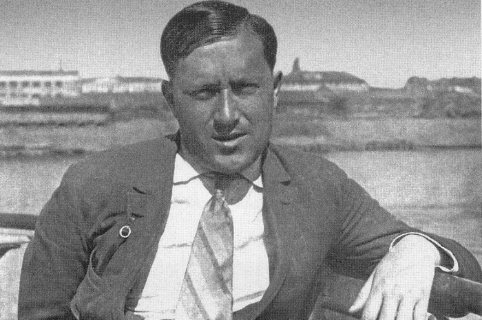 Писатель Александр Козачинский. Фото Ильи Ильфа /<!--noindex--><a href="https://pikabu.ru/story/drugoy_zelenyiy_furgon_pochemu_ne_sostoyalsya_rezhisserskiy_debyut_vyisotskogo_13992518?u=http%3A%2F%2FCommons.wikimedia.org&t=Commons.wikimedia.org&h=501f0bed1eb58d5f0a64daadbd8b07b9a05fd431" title="http://Commons.wikimedia.org" target="_blank" rel="nofollow noopener">Commons.wikimedia.org</a><!--/noindex-->