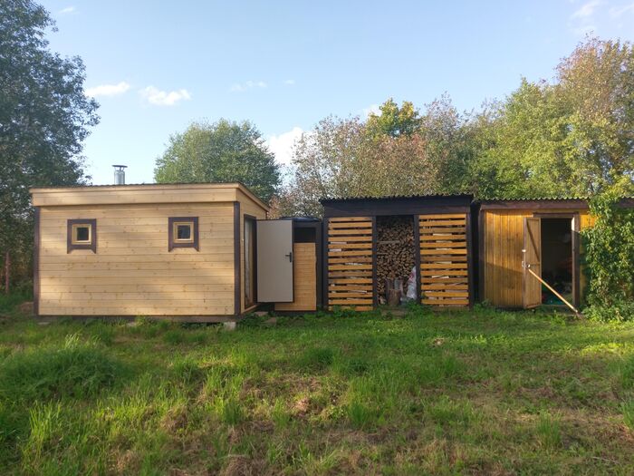 Общий вид на баню и хозпостройки.