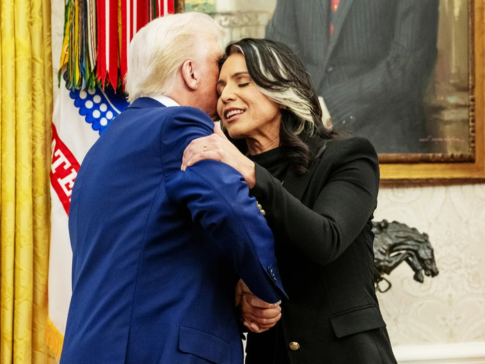 ������� ����� ������ � ������� � ��������� ����� ������� � ����������� � ��������� ��������� ������������ �������� ��� 12 ������� 2025 ����. ����: White House/via <!--noindex--><a href="https://pikabu.ru/story/glava_natsrazvedki_ssha_otomstit_trampu_za_uvolnenie_razoblacheniyami_kakie_sekretyi_belogo_doma_mozhet_raskryit_tulsi_gabbard_13999966?u=http%3A%2F%2FGloballookpress.com&t=Globallookpress.com&h=a64f45b36e0038466983f047b4a2f4effe7f3ea3" title="http://Globallookpress.com" target="_blank" rel="nofollow noopener">Globallookpress.com</a><!--/noindex-->