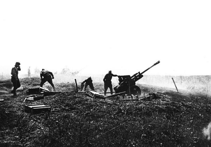 Расчёт сержанта Афанасьева из ЗИС-3 ведёт огонь с ЗОП, лето 1942