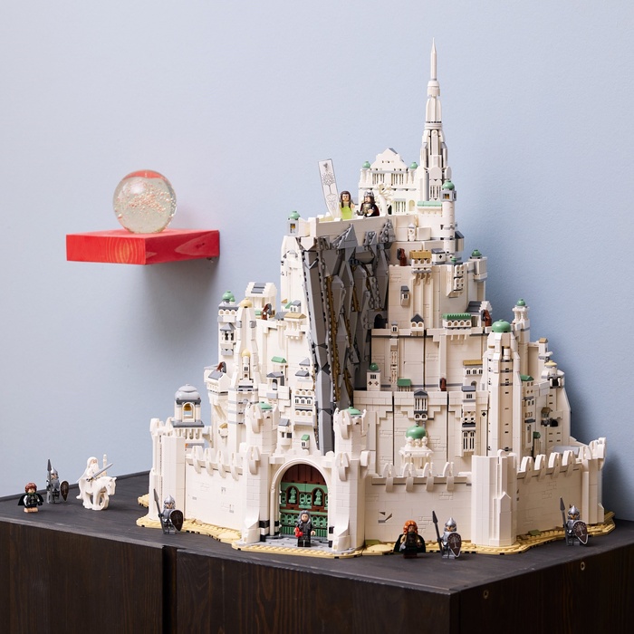 Скандал в Дании: LEGO случайно выпустили фигурку Денетора с функцией самовозгорания! Родители подают в суд.