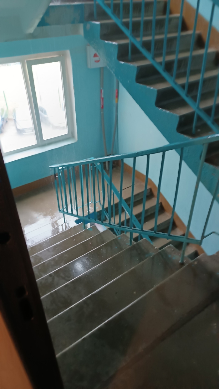 Подъезду тоже досталось. До сих пор все стены сырые.