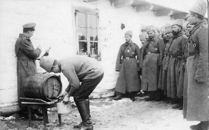 Раздача красного вина в первый день Рождества. 1915 год. (<a href="https://pikabu.ru/story/chem_byi_ditya_ni_teshilos_lish_byi_ne_plakalo_14014429?u=https%3A%2F%2Frussiainphoto.ru%2Fsearch%2Fphoto%2Fyears-1914-1917%2F%3Fpage%3D74%26index%3D1%26paginate_page%3D74&t=%D0%98%D1%81%D1%82%D0%BE%D1%87%D0%BD%D0%B8%D0%BA&h=b6d0915d72f2692a1beff10e75c563d78df084dc" title="https://russiainphoto.ru/search/photo/years-1914-1917/?page=74&index=1&paginate_page=74" target="_blank" rel="nofollow noopener">Источник</a>)