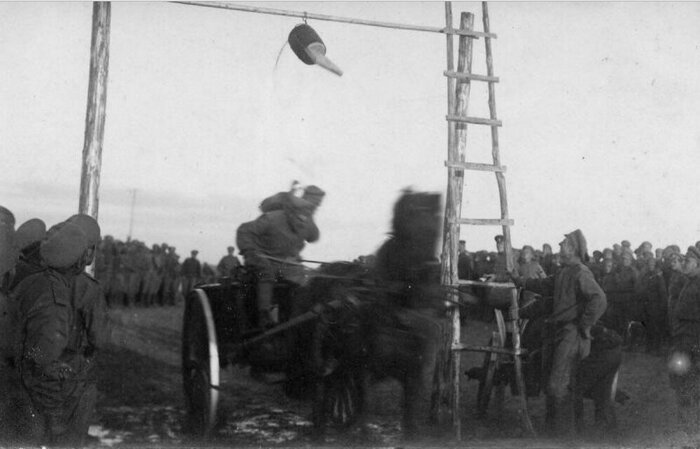 Духовщинский полк. Состязание. Фото 2. 1916 год. (<a href="https://pikabu.ru/story/chem_byi_ditya_ni_teshilos_lish_byi_ne_plakalo_14014429?u=https%3A%2F%2Frussiainphoto.ru%2Fsearch%2Fphoto%2Fyears-1914-1917%2F%3Findex%3D10%26paginate_page%3D137%26page%3D137&t=%D0%98%D1%81%D1%82%D0%BE%D1%87%D0%BD%D0%B8%D0%BA&h=dbe659ef159341568547d304a75fdfff8d031a41" title="https://russiainphoto.ru/search/photo/years-1914-1917/?index=10&paginate_page=137&page=137" target="_blank" rel="nofollow noopener">Источник</a>)