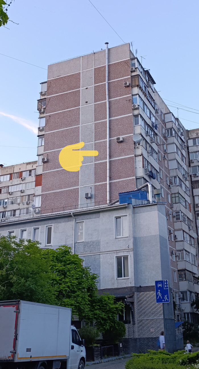 Единственная кафешка на районе, сделавшая вентиляцию по нормам - на 1м над крышей