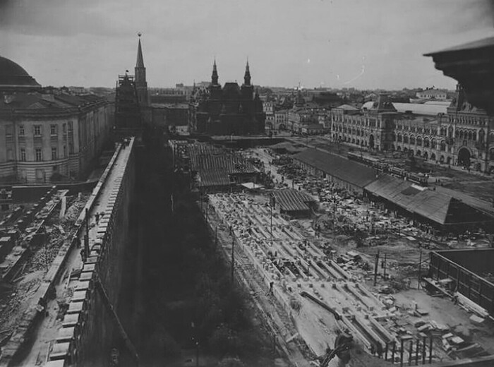 Реконструкция Красной площади, 1930 год. (<a href="https://pikabu.ru/story/bruschatka_dlya_krasnyikh_legionov_14045046?u=https%3A%2F%2Fid.rbth.com%2Fsejarah%2F86279-rupa-moskow-pada-1930-an-ryx&t=%D0%98%D1%81%D1%82%D0%BE%D1%87%D0%BD%D0%B8%D0%BA&h=deb70779d91366854177c3d676b637b3833c60e0" title="https://id.rbth.com/sejarah/86279-rupa-moskow-pada-1930-an-ryx" target="_blank" rel="nofollow noopener">Источник</a>)
