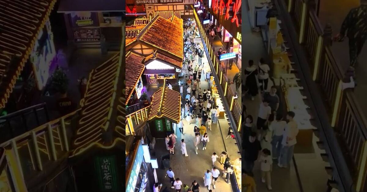 We're making our way into the shopping center - Series Travels, My, Living abroad, Asia, China, Interesting places, The promenade, Evening, sights, Drive, Chongqing, Video, Youtube, Short videos