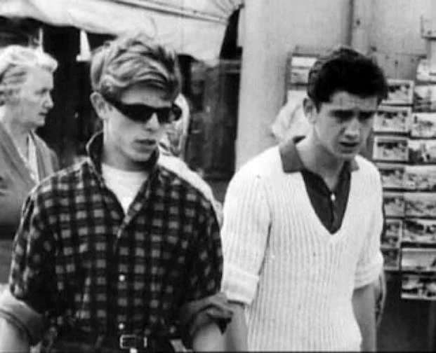 Дэвид со своим старшим сводным братом Терри Бернсом... (начало 1960-х)