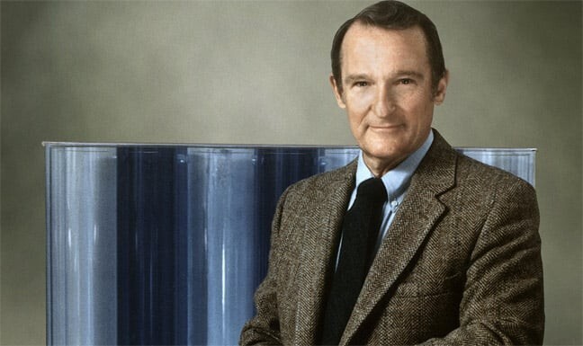 Seymour Cray на фоне собственного суперкомпьютера.