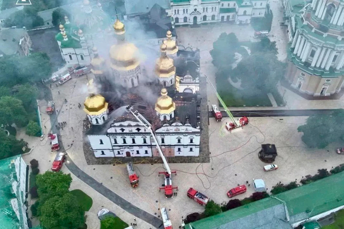Пожар в Успенском соборе Киево-Печерской лавры. Фото: REUTERS.