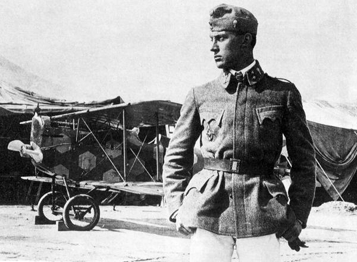Обер-лейтенант Франк Линке-Кроуфорд на фоне своего самолета в 1918 году. Декали на этот борт даны в комплекте.