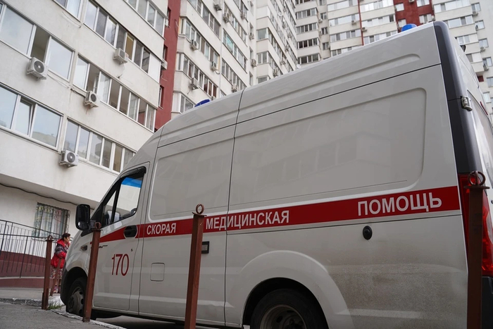 Мать оставила одного в машине: в Кузбассе 7-летний мальчик впал в кому из-за теплового удара