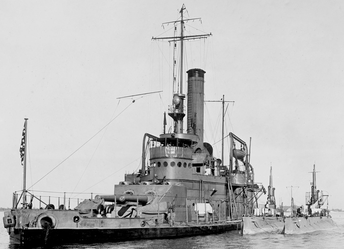 ������� Tallahassee (������ USS Florida) � �������-�����, 10 ������� 1916 ����. � �������� ���� ��������� ����� ������� ����������� ��������� K-5 (SS-36) � K-6 (SS-37)