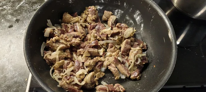 Beef liver Stroganoff with mashed potatoes - Series Male Homemade
, My, Recipe, Men's cooking, Liver, Dinner, Vegetables, Food, Potato, Puree, Sour cream, Cooking for the lazy, Meat, The photo, Mobile photography, Cooking, Kitchen, Preparation, Tableware, Pickles, Longpost
