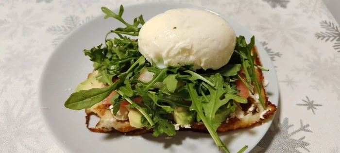 Potato waffles with poached egg for breakfast - Series Male Homemade
, My, Recipe, Snack, Men's cooking, Waffles, Breakfast, Family, Yummy, Cooking, Kitchen, Potato, Preparation, Tableware, Waffle iron, Eggs, The photo, Mobile photography, Salad, Flour, Bakery products, Greenery, Longpost