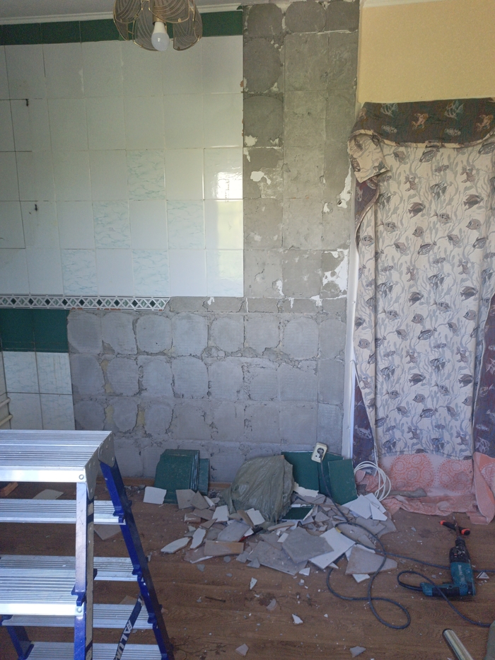 Начинаем сбивать плитку,кое где отваливается сама.