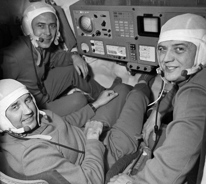 Экипаж космического корабля «Союз-11» в кабине корабля-тренажера при подготовке к полету: инженер-исследователь Виктор Пацаев, командир корабля Георгий Добровольский, бортинженер Владислав ВолковФото: Александр Моклецов / РИА Новости