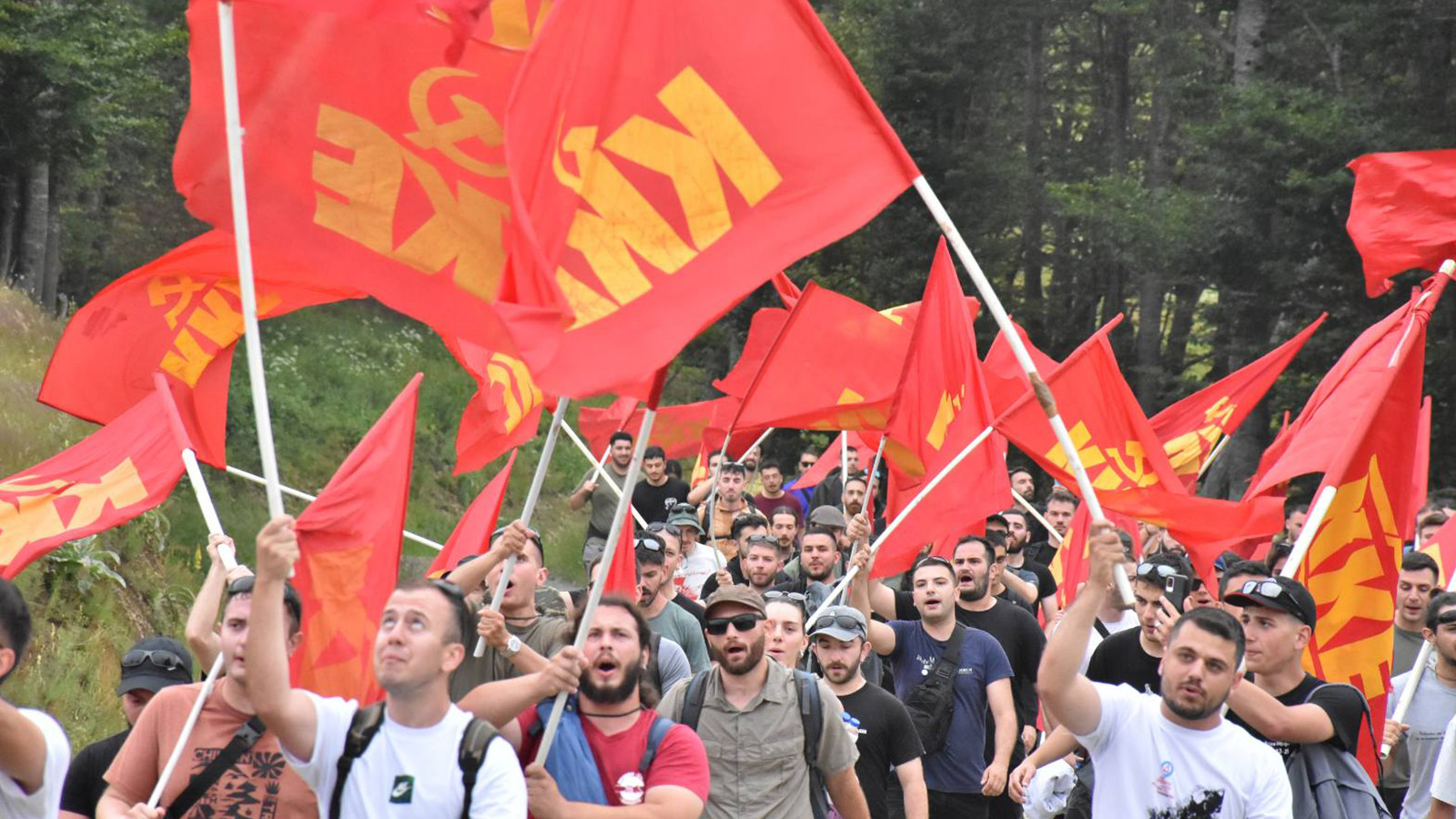 A march of thousands of Greek youth along partisan paths ended with the performance of the Internationale. - Short videos, Picture with text, The photo, Greece, Youth, Communists, Events, Today, Video, Vertical video, Longpost
