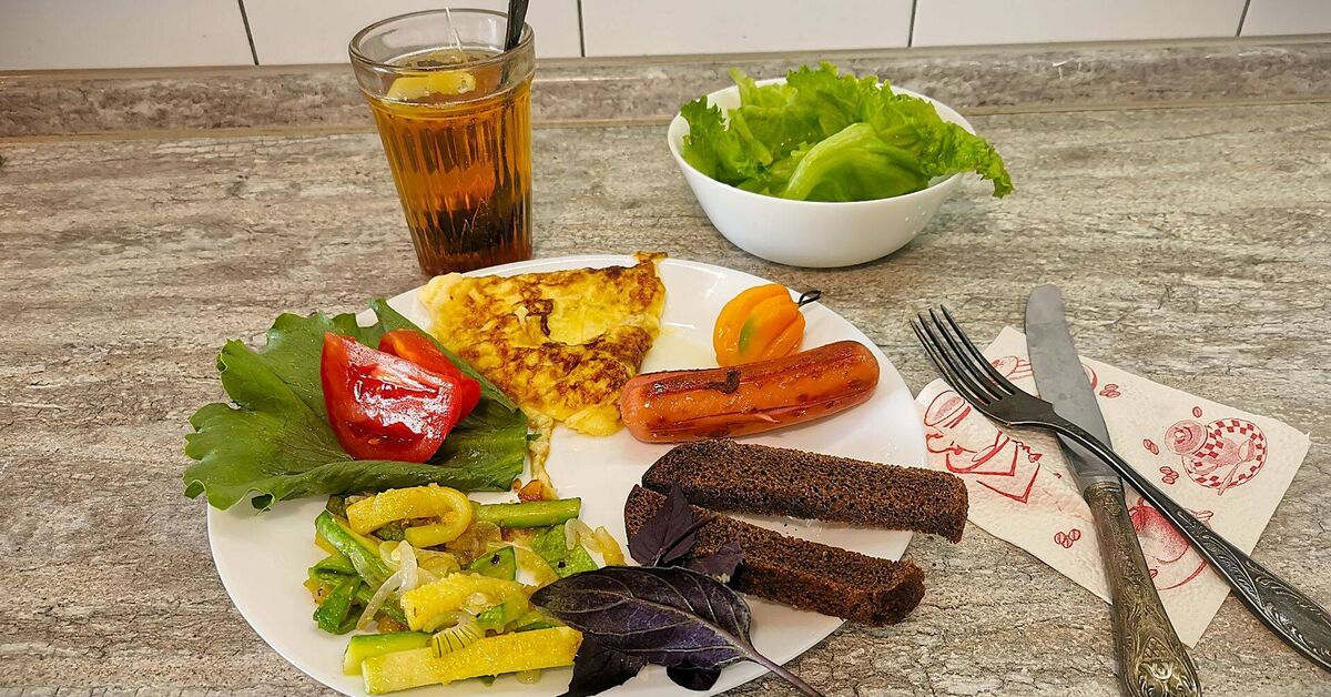 My breakfast - Series Forks  Spoons, My, Breakfast, Omelette, Toast, Salad, Zucchini, Omelette, Tomatoes, Tea, Video, Rutube, Short videos