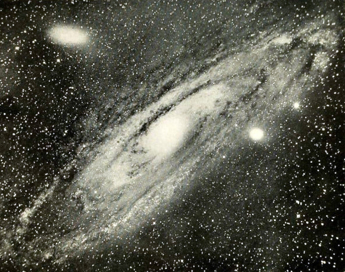 Спиральная галактика Андромеды, снимок 1925 года.