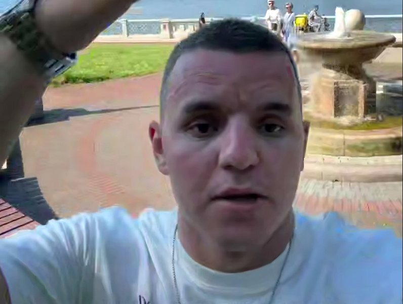 A blogger decided to impress girls by flipping a kayak with a child in it. - Bloggers, Water, Hooliganism, Negative, Video, Vertical video, Short videos, Longpost, Water motors, Boat, Kayak, Duss
