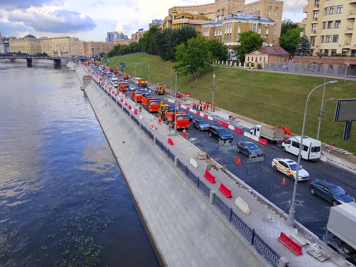 Ростовская набережная столицы, 09.07.2026. Плитка и бордюры - именно гранит. Идет замена бордюров. Замены коммуникаций не наблюдал. Сам не строитель, но, надеюсь, разъяснительная бригада строителей в 5-ом поколении мне объяснит, что тут происходит)