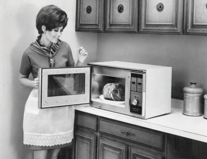 Lunch Alone: ??Or How the Microwave Broke Our Families Apart - My, Neural Network Content, Technics, Technologies, the USSR, Everyday life, Author's story, Innovations, The science, Engine, Nauchpop, Microwave