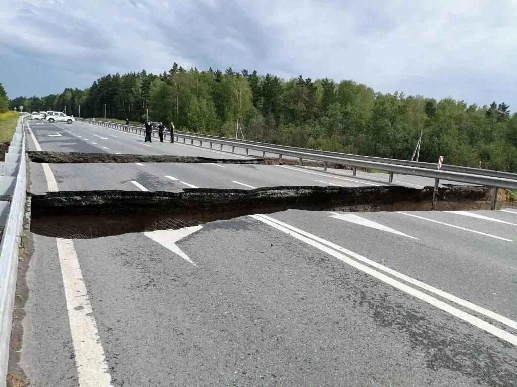 The Tyumen-Yekaterinburg highway was completely closed due to a collapsed road surface. - Auto, Motorists, Driver, Road, Road safety, Crash, Bridge, River, Video, Vertical video, Short videos, Telegram (link), Longpost