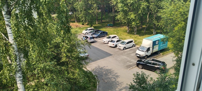 А эта цирк-картинка от 12.07.2026 означает что цирк на месте, блондинка Даша Бондаренко дохуя важная в цирке персона, садится в серебристую тачку, и с этим надо смириться и делать то, на что намекает цирк.