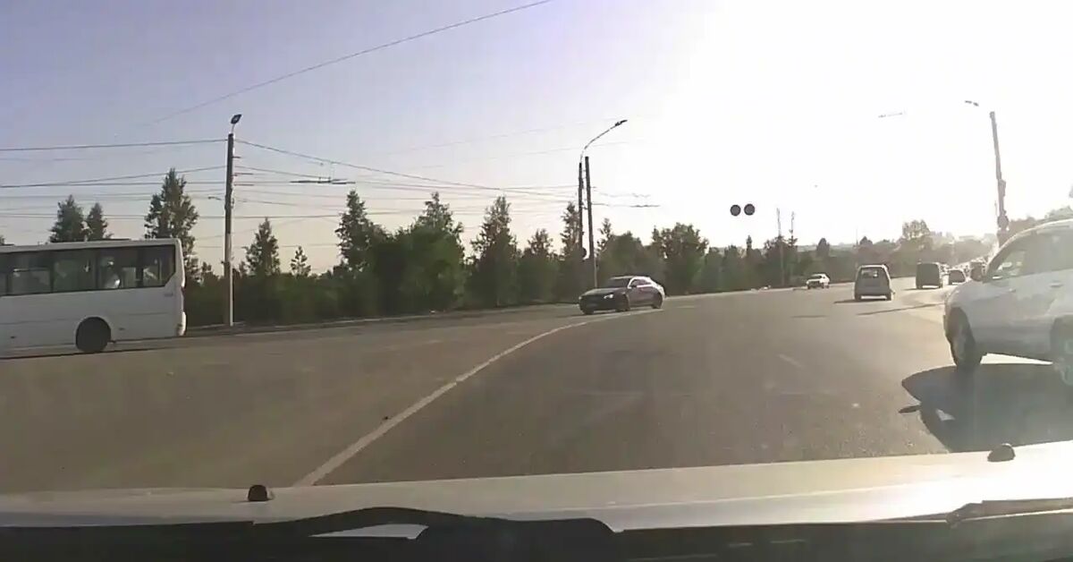 A driver caused a major accident in Omsk. - Auto, Car, Motorists, Driver, Road safety, Traffic rules, Violation of traffic rules, Road accident, Crash, Negative, Video, Short videos, Telegram (link)
