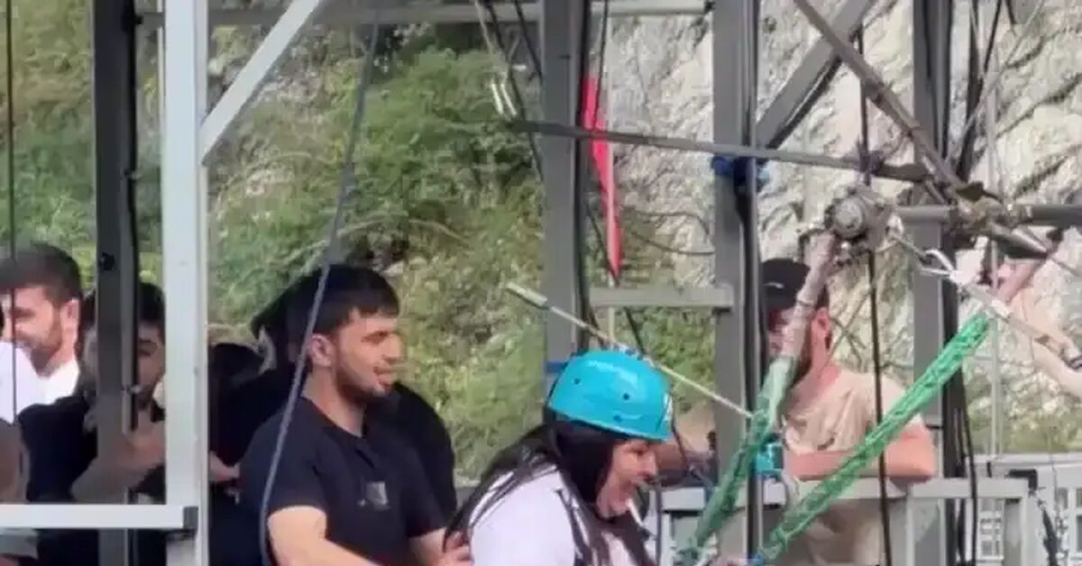 ...Three...Two...One....help..)) - Vertical video, Video VK, Short videos, Vk Clips, Humor, Suddenly, Reaction, The fright, Repeat, Tarzanka, Fearfully, Watch with sound, Prank, Video