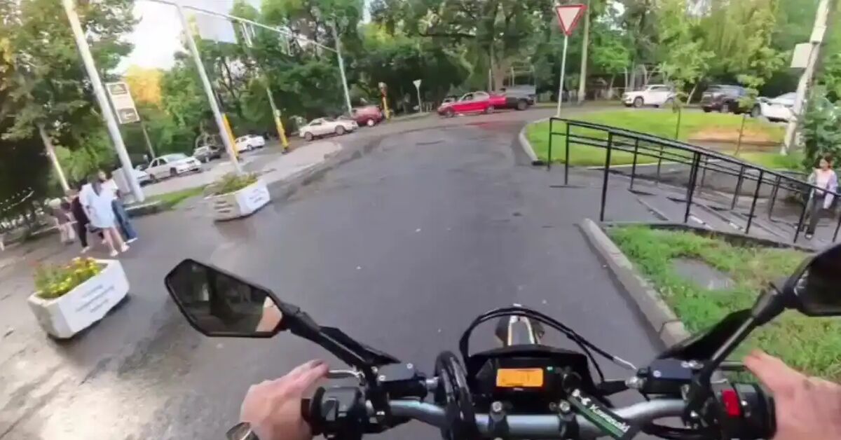 On Courage... - Almaty, Kazakhstan, Road accident, Crash, Road, Violation of traffic rules, Auto, Motorists, Moto, Motorcyclists, Moped, Scooter, Scooter, Video, Short videos, Negative