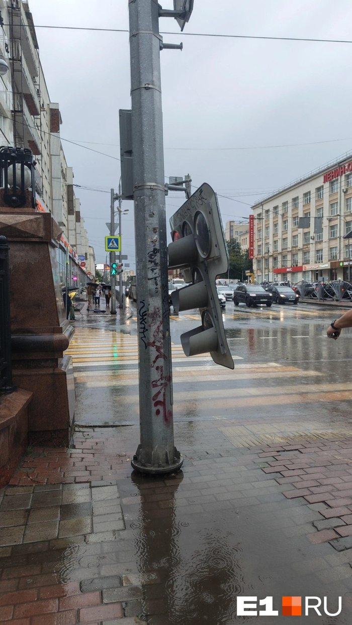 На Ленина сломался светофор Источник: читатель <!--noindex--><a href="https://pikabu.ru/story/yeto_apokalipsis_vsem_v_ukryitie_moshchnyiy_uragan_proshelsya_po_ekaterinburgu_14154357?u=http%3A%2F%2FE1.RU&t=E1.RU&h=d14cb2f4849bc246a517d6332b909846dc263a36" title="http://E1.RU" target="_blank" rel="nofollow noopener">E1.RU</a><!--/noindex-->