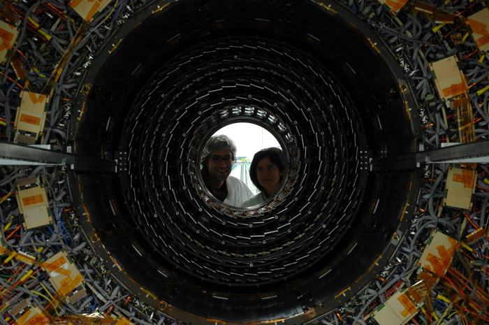 Завершение монтажа магнитов Большого адронного коллайдера (CERN). Источник: Lionel FLUSIN / Gamma-Rapho via Getty Images.