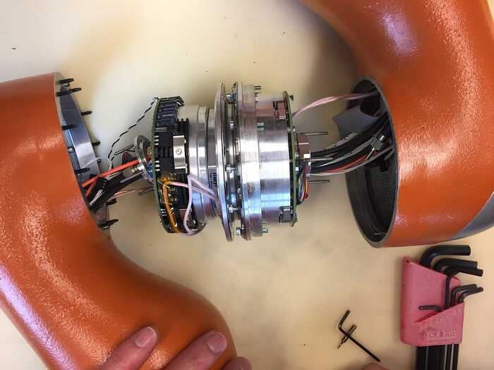 Один из суставов KUKA LWR IV (<a href="https://pikabu.ru/story/ruka_bez_avtora__anatomiya_shestiosnogo_promyishlennogo_manipulyatora_14159899?u=https%3A%2F%2Fwww.etedal.net%2Fp%2Fkuka.html&t=%D0%B8%D1%81%D1%82%D0%BE%D1%87%D0%BD%D0%B8%D0%BA&h=689928a1c815dcd199e549f31f71bb76b4a7ae15" title="https://www.etedal.net/p/kuka.html" target="_blank" rel="nofollow noopener">источник</a>)