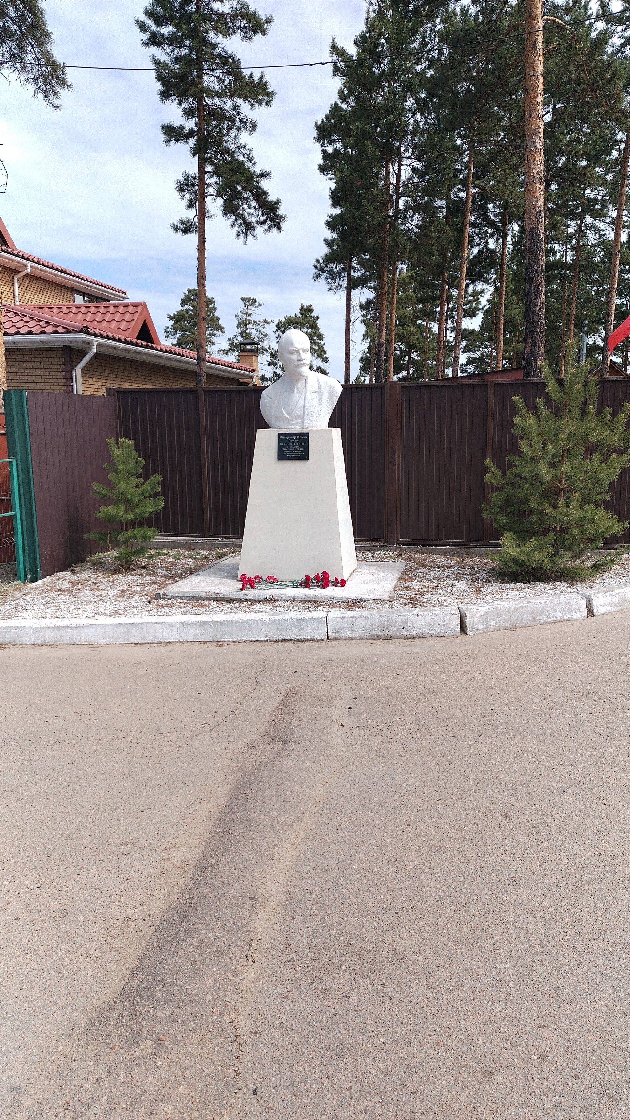 Response to the post On the outskirts of an industrial city - My, Mobile photography, Lenin, Street photography, Photo on sneaker, Ulan-Ude, City walk, Beginning photographer, Stalin, Mat, Reply to post, Longpost