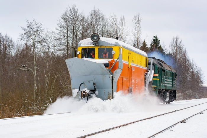 СДПМ-1553 + М62-1493 на расчистке снега по станции Скангали. 12.01.2015