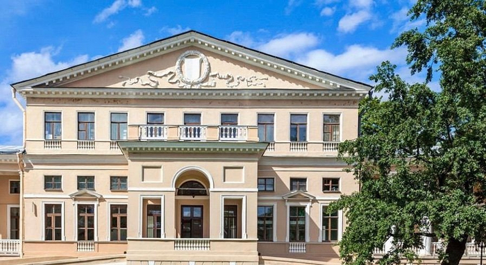 К 1902 году для музея построили отдельное здание на Садовой, прямо рядом с дворцом.