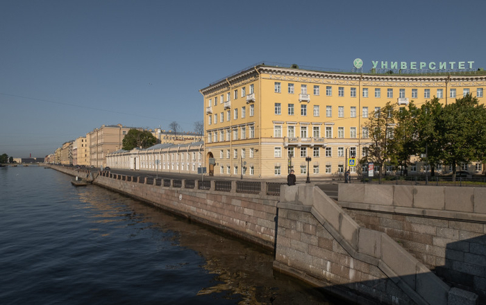 Неудивительно, что этот, формально парадный, фасад не стал популярным.