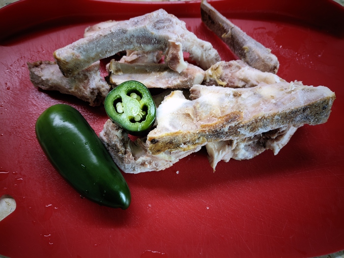 Вкусо-ароматические добавки - аутентичный халапеньо из Чалтыря (ебучий, вот в натуре ебучий - толстомясый, ароматный, в меру(?) острый - полтора стручка) и обрезки копчёных свиных рёбров (копил в морозилке ~300+ грамм.)