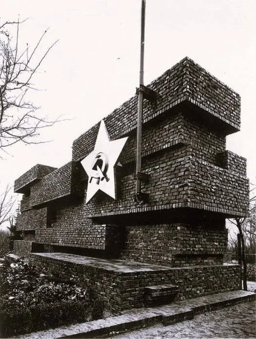 Monument to Rosa Luxemburg and Karl Liebknecht at Friedrichsfelde Cemetery, Berlin, 1926 - Monument, Karl Liebknecht, Rosa Luxemburg, Germany, Black and white photo, Historical photo, Picture with text, Longpost