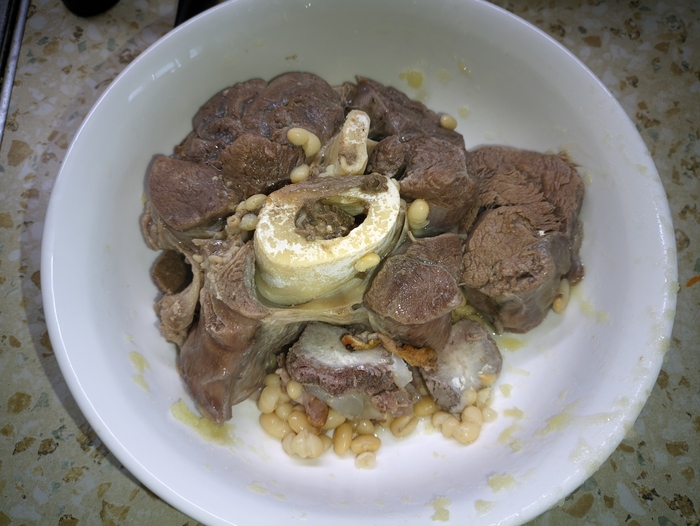 А это ебучая отварная голяшка - самое мясное мясо в корове.