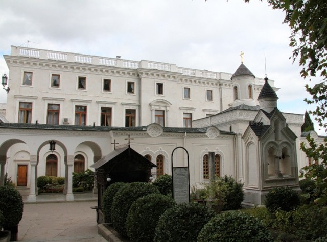 Крестовоздвиженская церковь на фоне Ливадийского дворца.